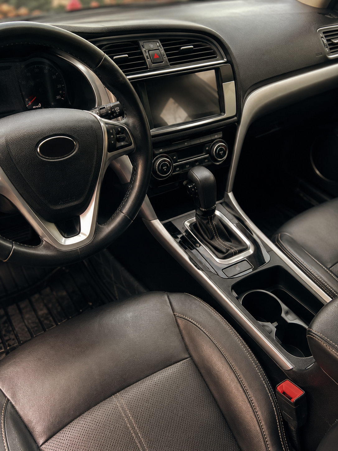 Clean interior dashboard and leather seats